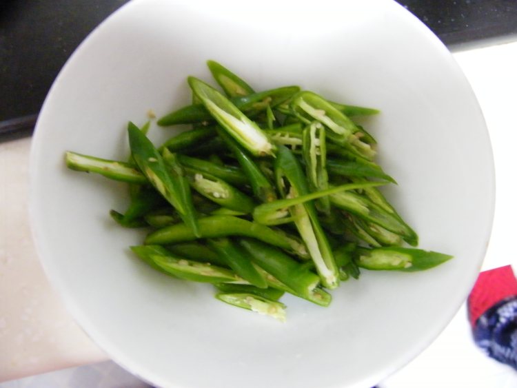 碎鱼炒木耳步骤5