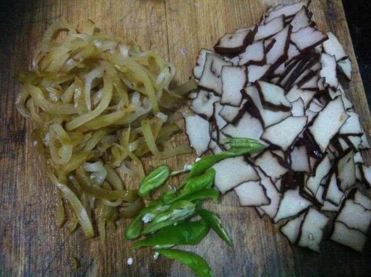 榨菜炒香干步骤1