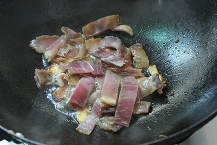 藜蒿炒腊肉步骤5