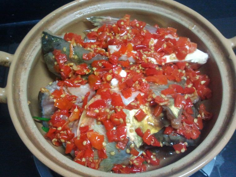 剁椒干锅鱼头步骤5