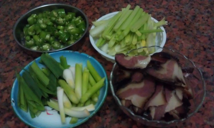 青蒜炒腊肉步骤2