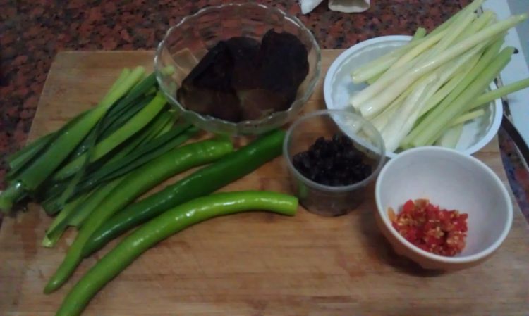 青蒜炒腊肉步骤1