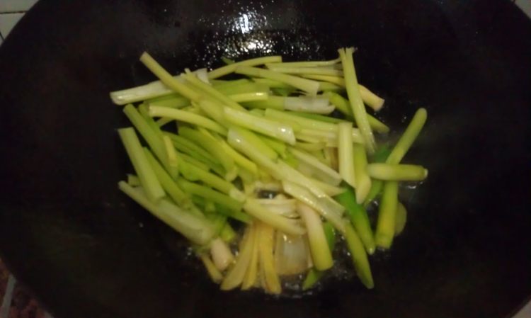 青蒜炒腊肉步骤4