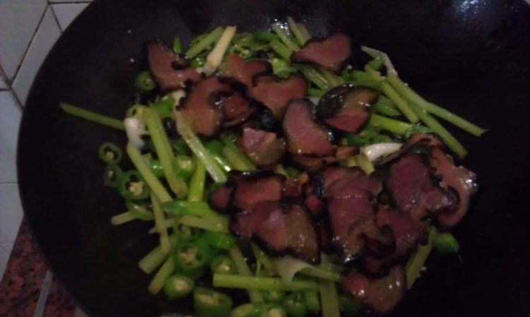 青蒜炒腊肉步骤8