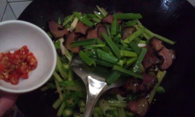 青蒜炒腊肉步骤9