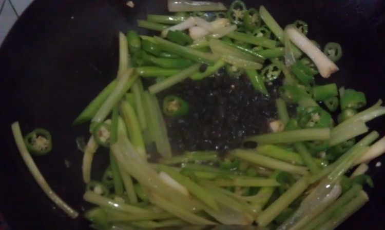 青蒜炒腊肉步骤7