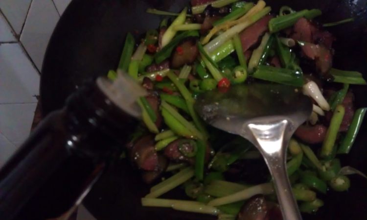 青蒜炒腊肉步骤10