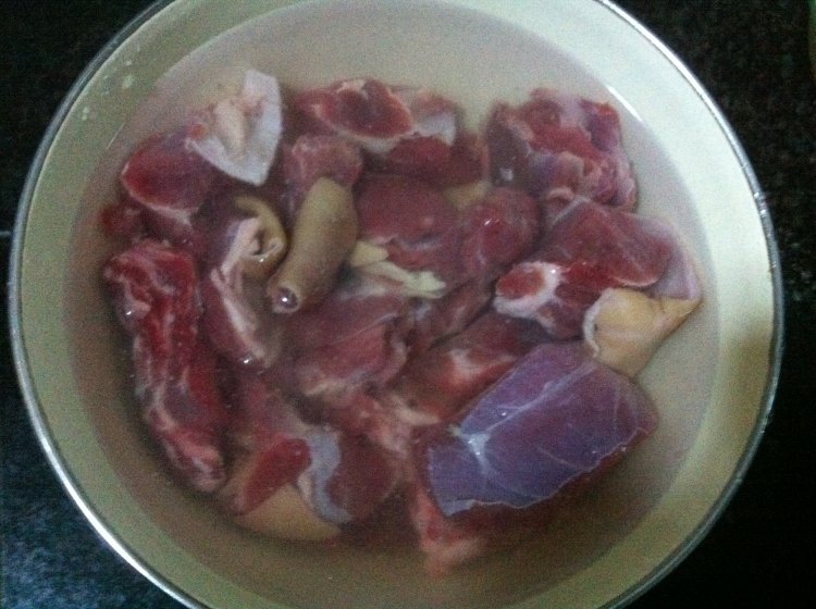 羊肉萝卜煲步骤1