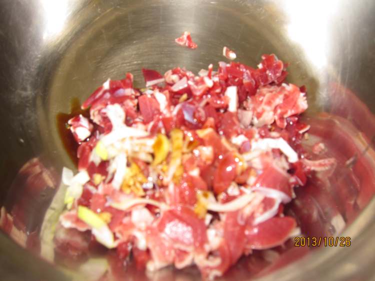 酸豆角炒鸡胗步骤2