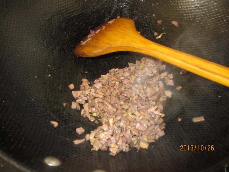 酸豆角炒鸡胗步骤4