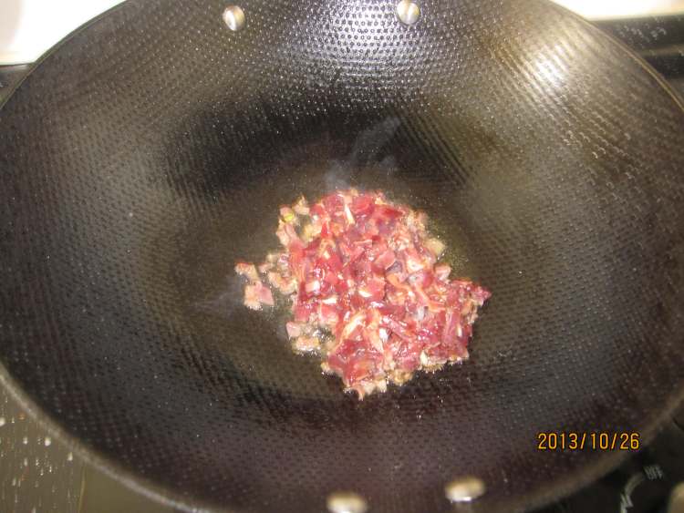 酸豆角炒鸡胗步骤3