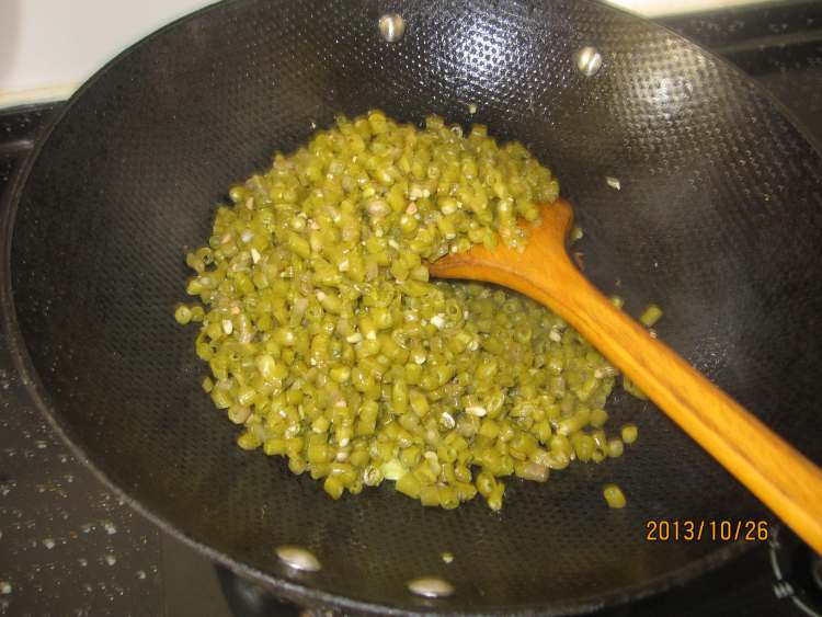 酸豆角炒鸡胗步骤7