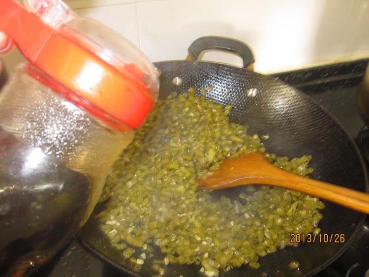 酸豆角炒鸡胗步骤9