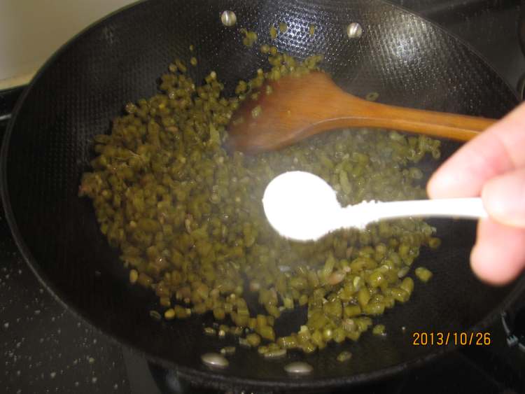 酸豆角炒鸡胗步骤8