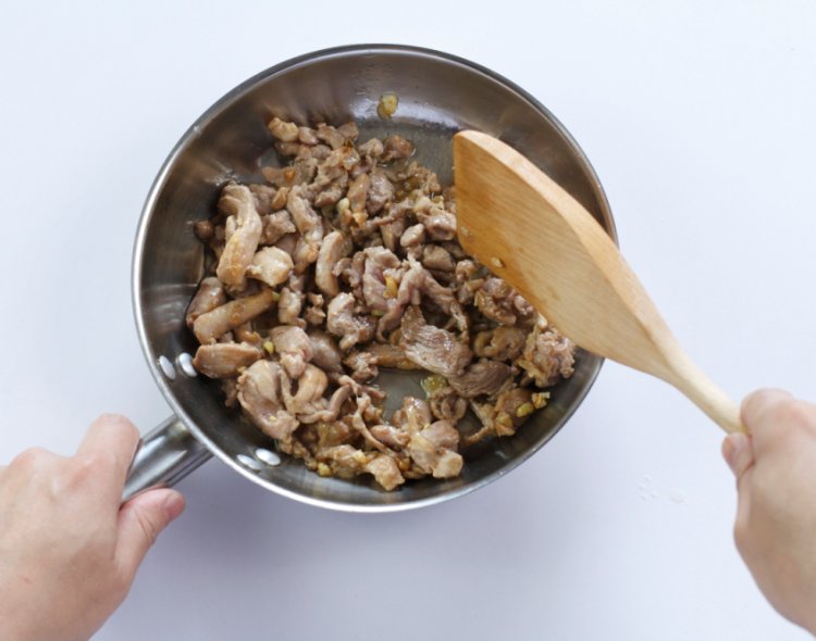 鲜茶树菇爆炒鸭肉步骤3