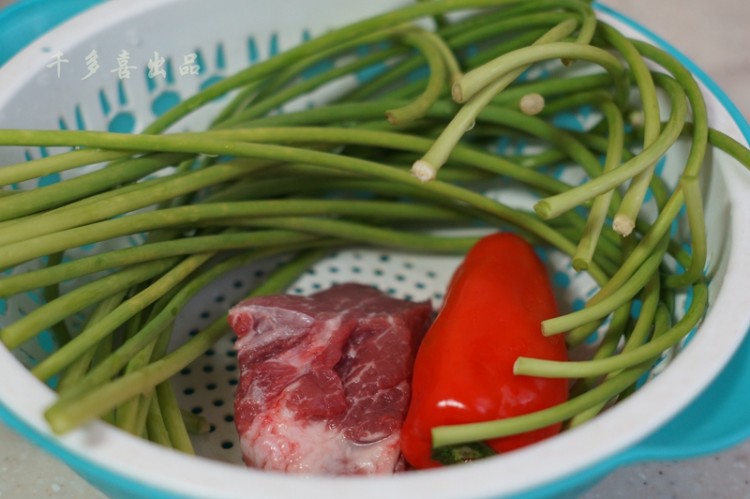 蒜苗炒肉丝步骤1