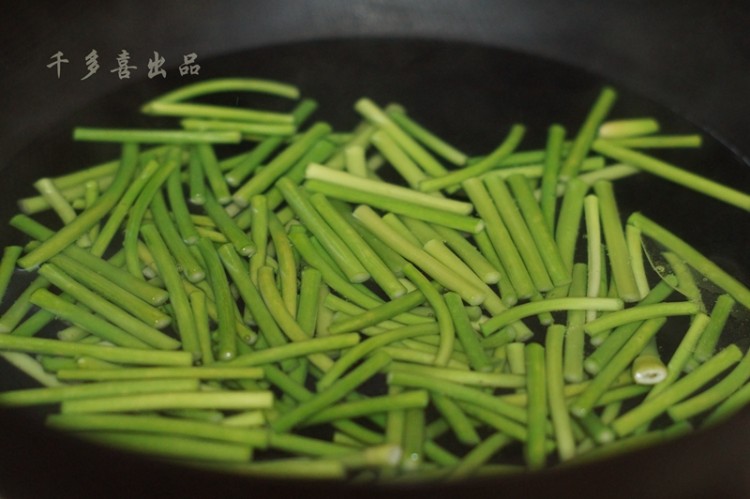 蒜苗炒肉丝步骤2