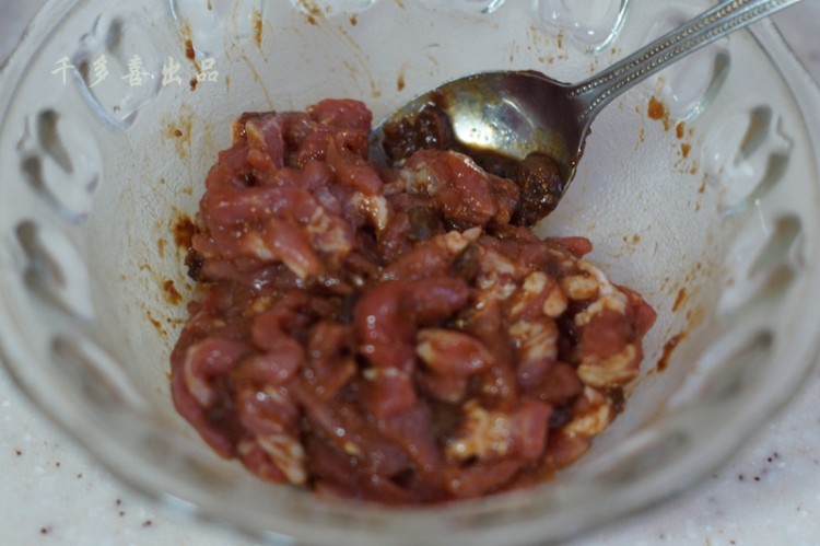 蒜苗炒肉丝步骤5