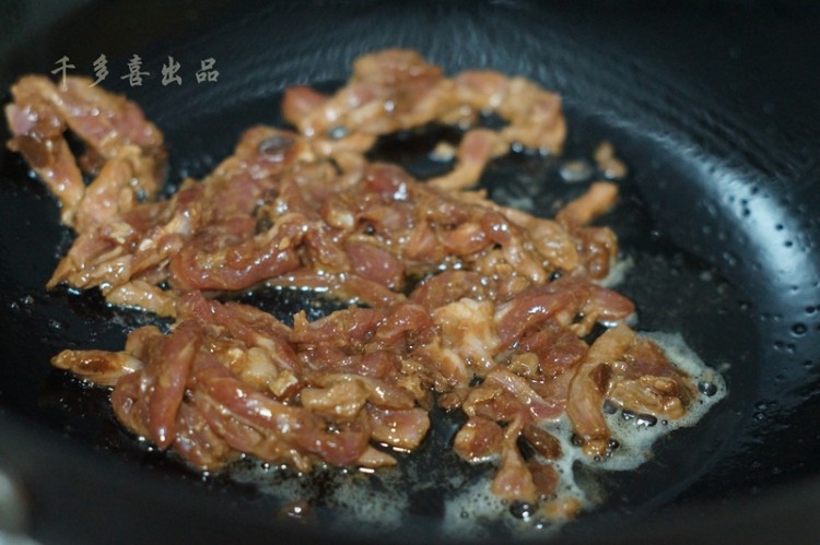 蒜苗炒肉丝步骤6
