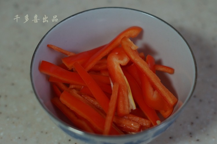 蒜苗炒肉丝步骤4