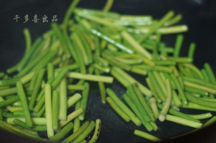 蒜苗炒肉丝步骤8