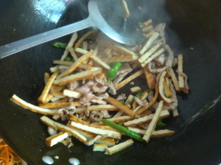 豆干炒肉丝步骤8