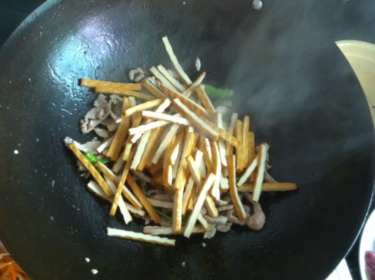 豆干炒肉丝步骤7