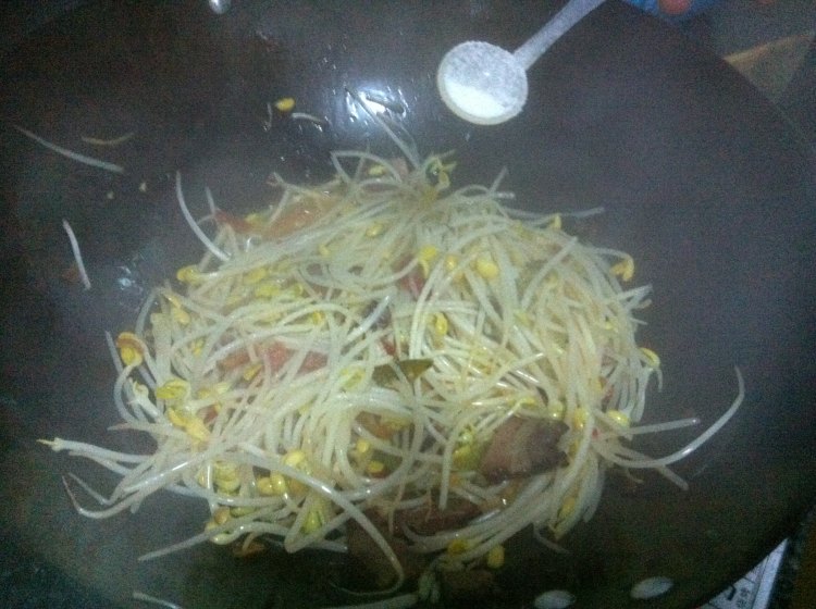 黄豆芽炒腊肉步骤5