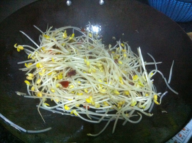 黄豆芽炒腊肉步骤4