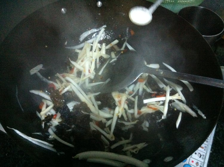 黑木耳炒白菜梗步骤8