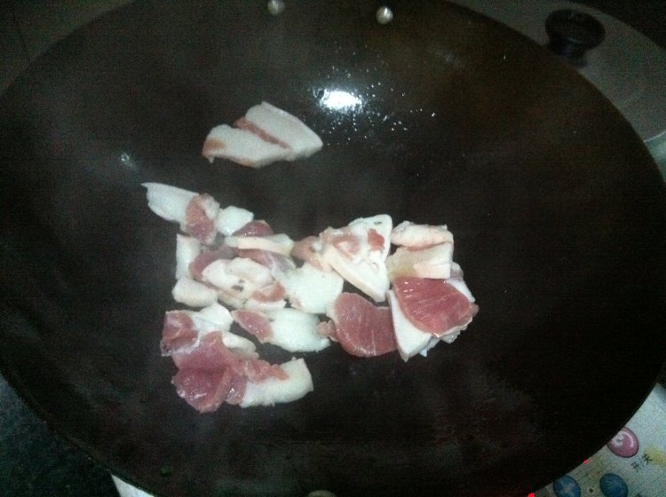 鸡蛋炒五花肉步骤3