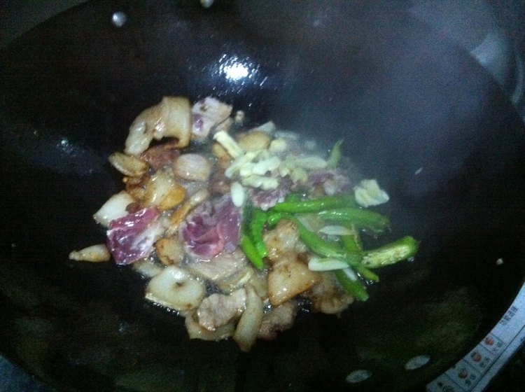 鸡蛋炒五花肉步骤5