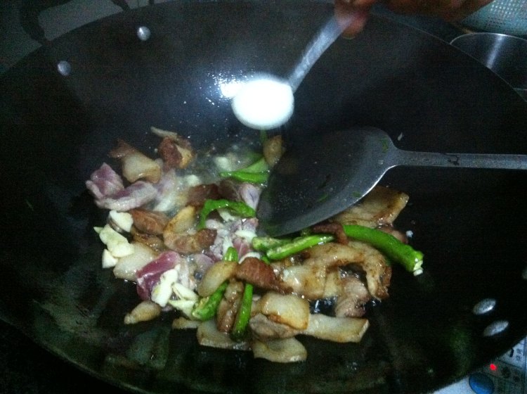 鸡蛋炒五花肉步骤6