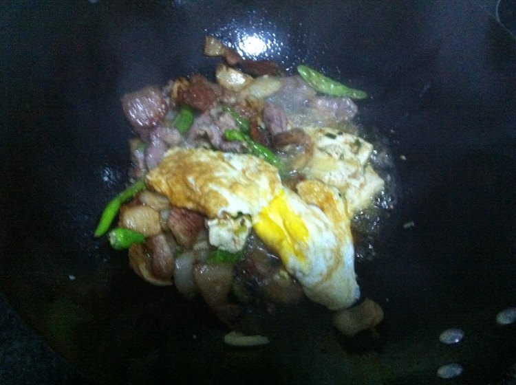鸡蛋炒五花肉步骤7