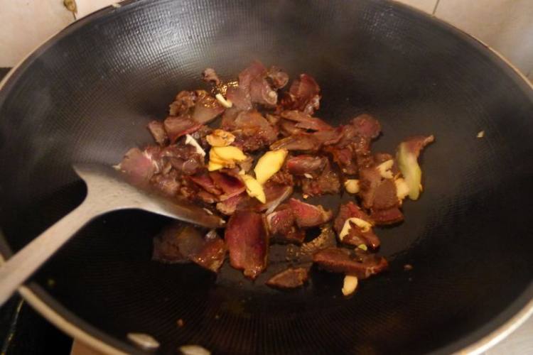 莴笋炒熏牛肉步骤2