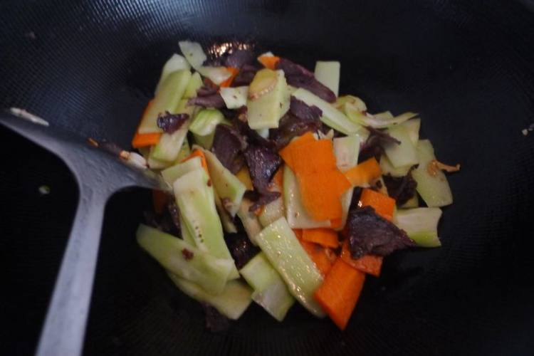 莴笋炒熏牛肉步骤3