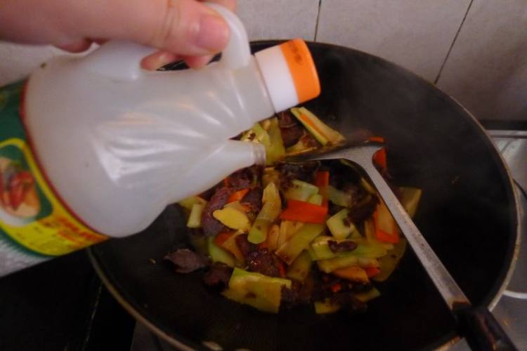 莴笋炒熏牛肉步骤5