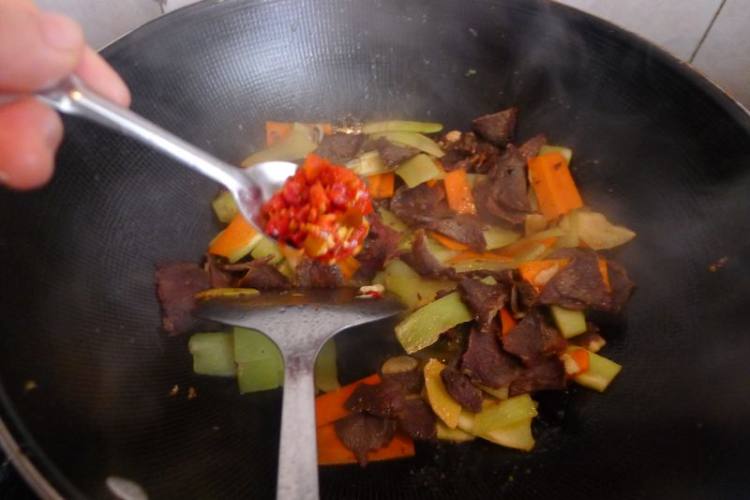 莴笋炒熏牛肉步骤6