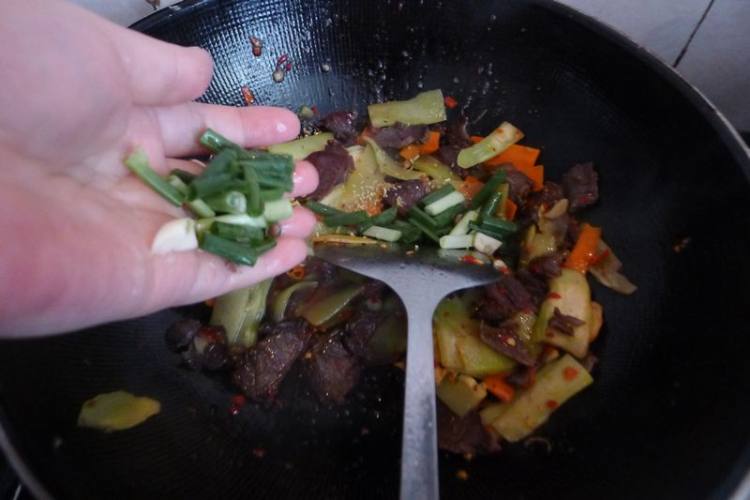 莴笋炒熏牛肉步骤8