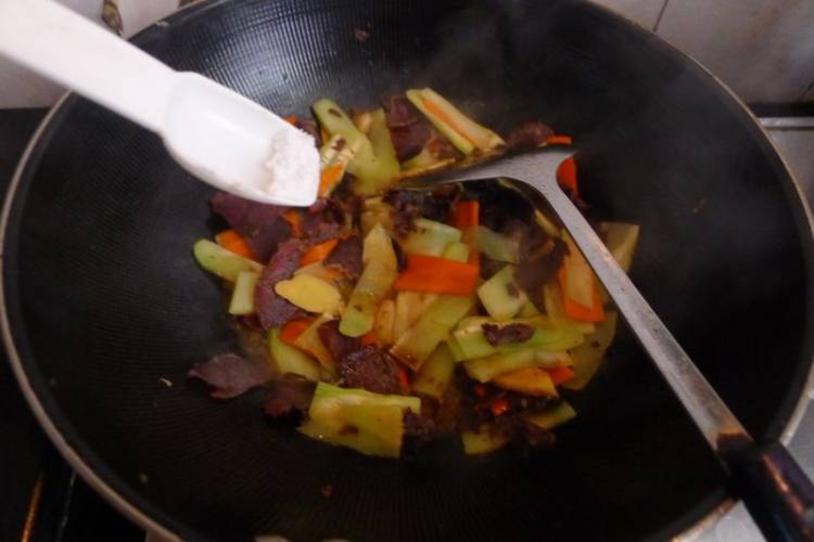 莴笋炒熏牛肉步骤7