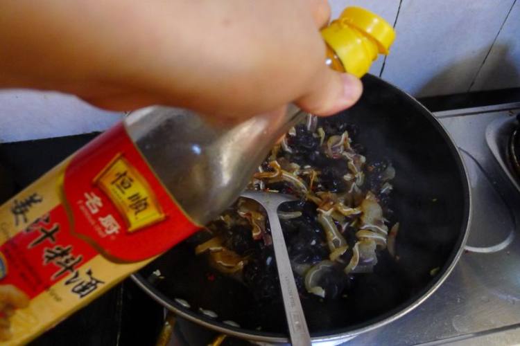 黑木耳炒熏腊猪耳步骤9