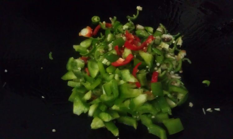 青椒皮蛋豆腐步骤9