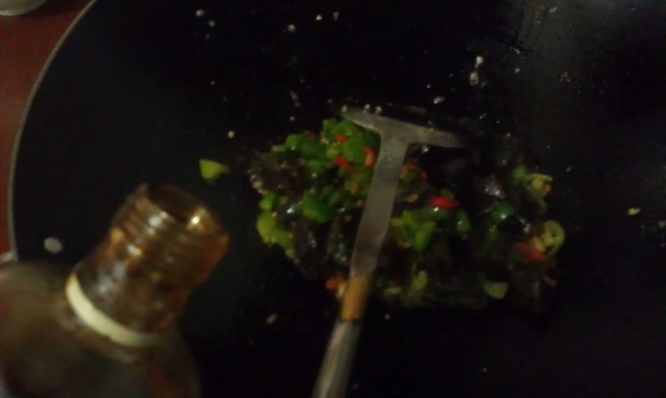 青椒皮蛋豆腐步骤12