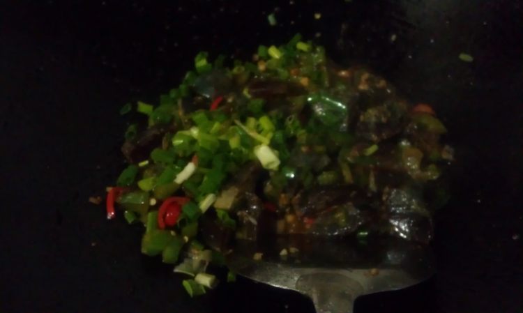 青椒皮蛋豆腐步骤13