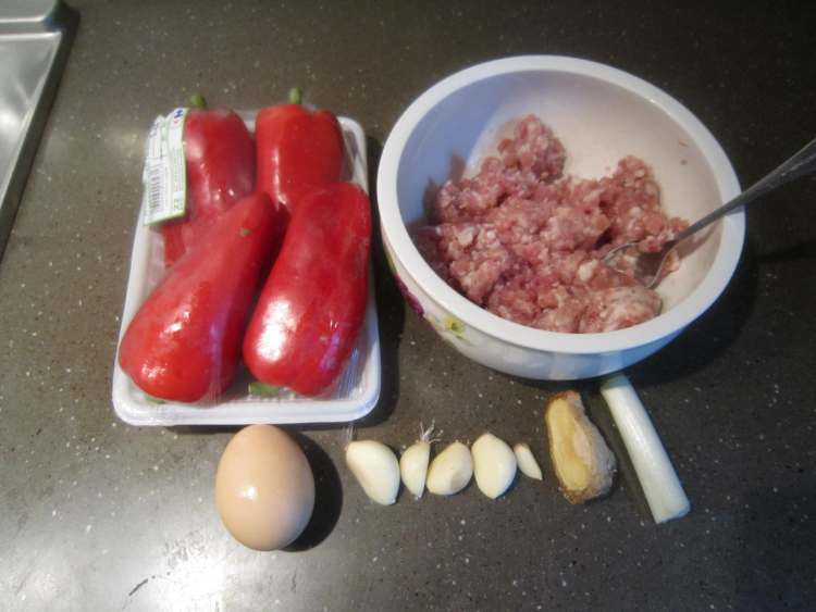 红椒酿肉步骤1
