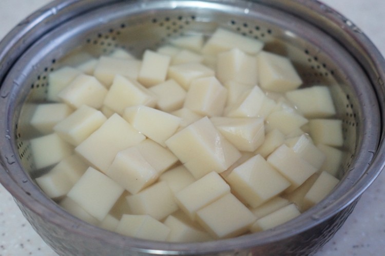 盐菜米豆腐步骤2
