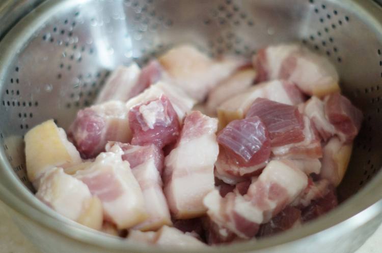 腐乳油豆腐蒸肉步骤1