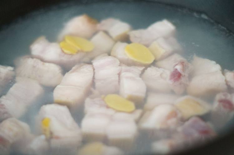 腐乳油豆腐蒸肉步骤2