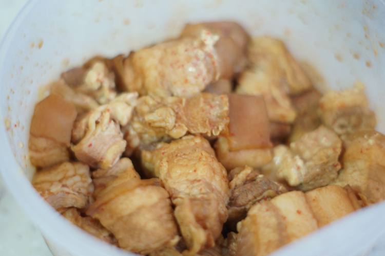 腐乳油豆腐蒸肉步骤6