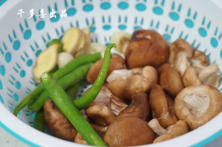 香菇烧排骨步骤1